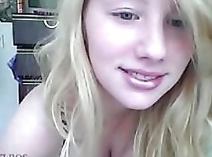 Blond Babe Shows Her Bikini & Hot Body in Webcam