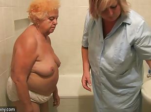 vieux, amateur, mature, granny, lesbienne, belle-femme-ronde, joufflue, plus-agée, douche