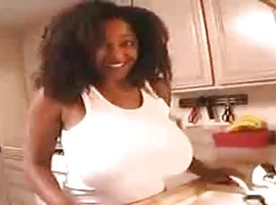 tetas-grandes, mamada, negra-ebony, polla-enorme, madurita-caliente, hardcore, pareja, regordeta-chubby, cocina, natural