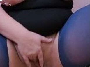 Thick MILF CeelCee Squat Fucks MASSIVE Realistic Dildo - 2XL BullBo...