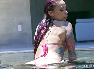 gros-nichons, en-plein-air, milf, rousse, piscine, solo, bikini, tatouage, taquinerie