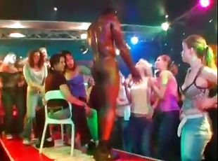 fiesta, amateur, sexo-en-grupo, zorra-slut, mujer-vestida-hombre-desnudo, club, polla