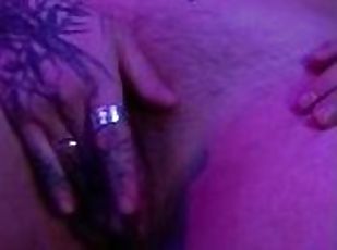 masturbation, kvinnligt-sprut, amatör, fingerknull, juckande, kåt, dildo, ensam, tatuering, retande