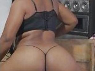 Deportista africana con enorme culo y piernas grandes arde de excitación