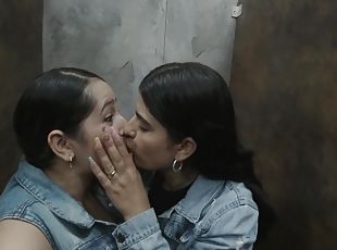 Horny Lesbians Have Fun In A Bathroom In The Mall In Cucuta Colombi...