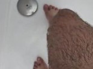 Pip sulla gamba sotto la doccia
