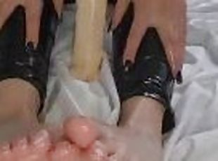 masturbare-masturbation, jucarie, laba, picioare, chilotei, fetish, solo, stimulare-cu-piciorul, bruneta, piele