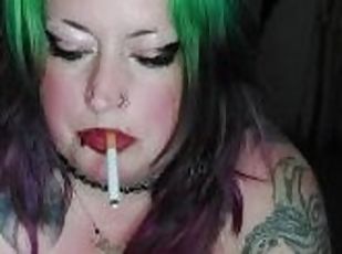 Ta grosse voisine fume une cigarette en jouant avec ses gros seins ...