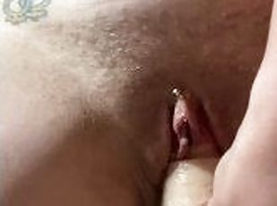 clítoris, masturbación, amateur, polla-enorme, madurita-caliente, juguete, con-piercings, consolador, fetichista, a-solas