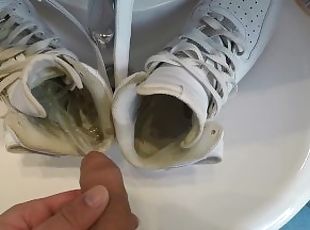 piss in new Sneakers (AF1, Adidas Hardcourt)