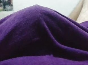 BULTOS GRANDES DE VERGA ENORME DE MACHO MEXICANO BAJO SHORTS MORADO...