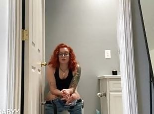 pisser, amateur, rousse, serrée, fétiche, jeans, tatouage, légume