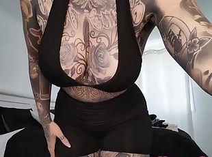 veľké-prsia, žena, amatérske, milfka, zadok-butt, bikini, bruneta, tetovanie