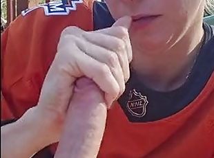 Hockey Mom gives outdoor blowjob!