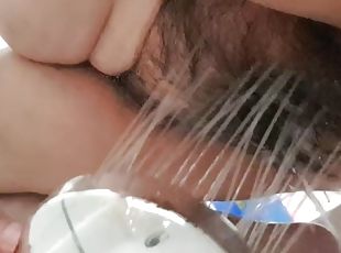 Peeing and washing my vagina, the water dripping on my clitoris mak...