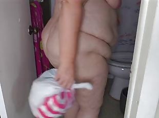 Big fat ass BBW maid lady cleaning house naked and showing juicy pu...