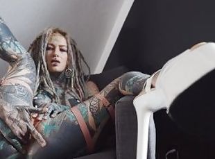 masturbation, giclée, anal, jouet, solo, goth, tatouage, talons-hauts