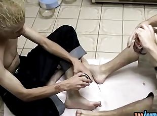 Twink redneck sucks jelly off of his buddies toes