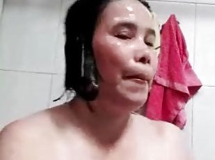 Phan viet in shower