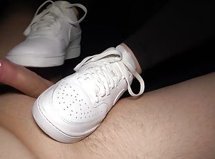 Girl Giving Shoejob And Footjob In Her New Nike Sneakers (custom Re...
