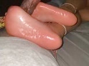 masturbation, amateur, ébène, énorme-bite, pieds, point-de-vue, belle, fétiche, branlette-avec-les-pieds, bite