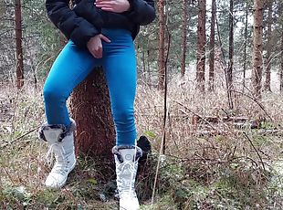 Madchen Alleine Im Wald Masturbation Versteckt Hinter Einem Baum De...