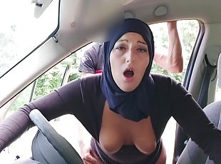 Une Musulmane Mature Et Chaude Se Fait Baiser En Hijab Dans Un Taxi...