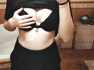 She like to show off her ferfect boobs