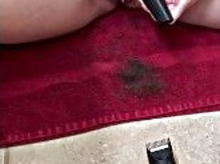 Gorgeous MILF shaves her hairy pussy for the 1st time in over a yea...