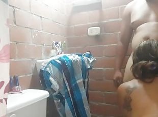 Un rapidin en el baño corrida facial