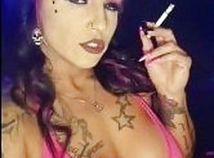 tetas-grandes, amateur, babes, madurita-caliente, zorra-slut, fetichista, a-solas, fumando, tatuaje