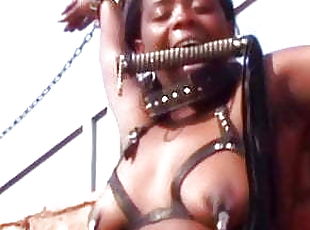 in-afara, public, bdsm, negru, slclav, umilire, african, plesnit