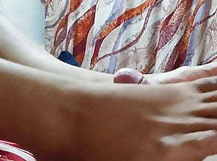 amateur, ejaculation-sur-le-corps, latina, humiliation, branlette-avec-les-pieds