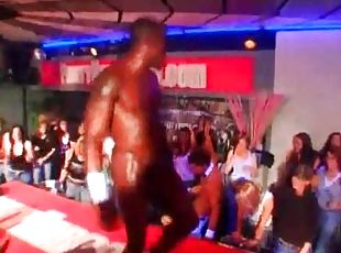 orgía, fiesta, amateur, hardcore, negra, sexo-en-grupo, desnudándose, mujer-vestida-hombre-desnudo, bailando, club