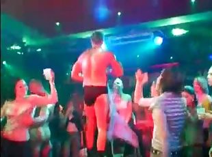 orgía, fiesta, amateur, sexo-en-grupo, mujer-vestida-hombre-desnudo, zorra, club