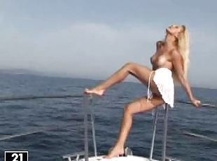 en-plein-air, chatte-pussy, babes, blonde, naturel, solo, yacht