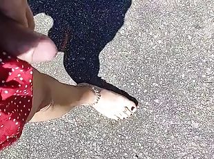 masturbation, en-plein-air, public, transsexuelle, amateur, ejaculation-sur-le-corps, branlette, pieds, ejaculation, européenne