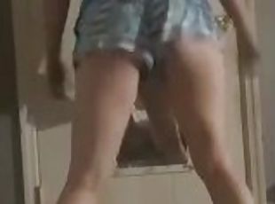 White girl twerking that big ikr booty