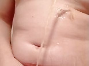Sissy pissing on herself