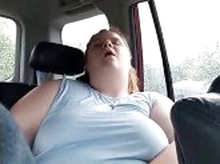 gros-nichons, masturbation, orgasme, public, amateur, belle-femme-ronde, voiture, rousse, solo, banquette-arrière