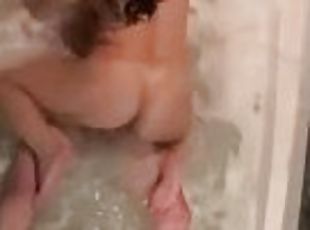  couple fucking in motel bathtub