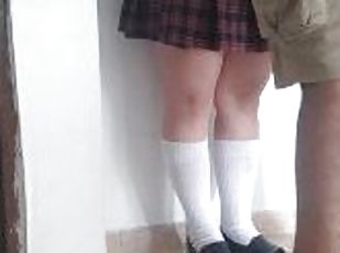 Profesor toca los panty de alumna latina