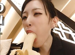 Sub-cama Português Pôr este preservativo nesta banana pela minha boca? boquete e punheta japonesa