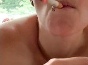 amatérske, fetišistické, sólo, fajčenie-smoking, tetovanie, malé-prsia