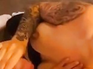 papá, amateur, babes, mamada, polla-enorme, pareja, trío, novio, papi, tatuaje