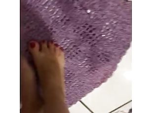 @tici_feet  Showing my red toenails (preview)  Mostrando as unhas vermelhas nos ps (prvia)