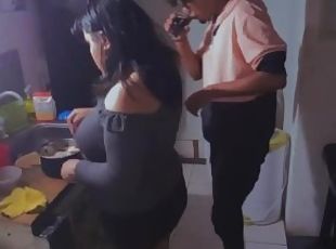 Pareja de amigovios amateur tomando tragos y se calientan entre risas