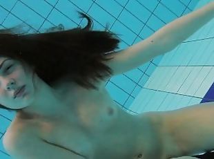 public, chatte-pussy, russe, babes, ados, piscine, fétiche, solo, brunette, petits-seins