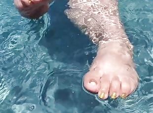 cul, public, amateur, belle-femme-ronde, joufflue, butin, pieds, piscine, bout-a-bout, bikini