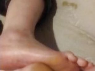 cul, amateur, ejaculation-sur-le-corps, belle-femme-ronde, pieds, ejaculation